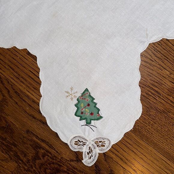 Holiday white linen bread basket liner with embroidered Christmas - Picture 2 of 7